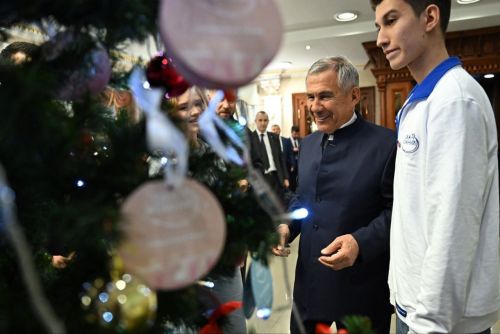 Рустам Минниханов «Ёлка желаний» акцие хутшăннă