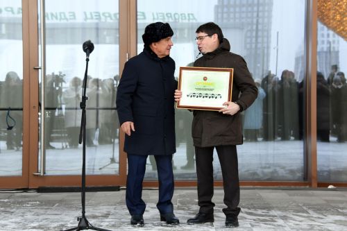 Рустам Минниханов «ТАТМЕДИА» филиалӗсене çӗнӗ автомобильсем пачӗ