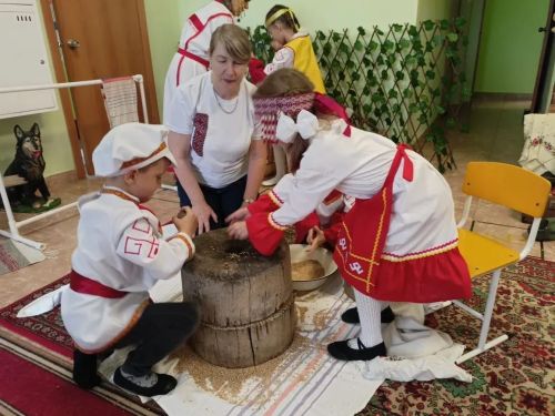 Ачасене йăла-йӗркепе паллаштаратпăр