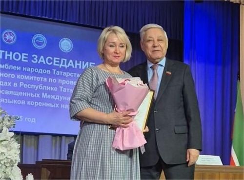 Çӗпрелӗнчи Хулаçырми вăтам шкул директорне Тутарстанри Халăхсен ассамблейин Тав çырăвӗпе чысларӗç