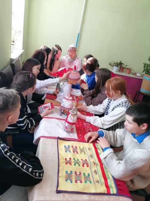 Шкул ачисем чăваш тӗррипе паллашнă