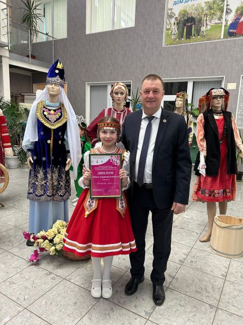 Анат Камăри 34-мӗш гимназире вӗренекен чăваш хӗрӗ тӗрлӗ халăх ачисен  конкурсӗнче çӗнтернӗ