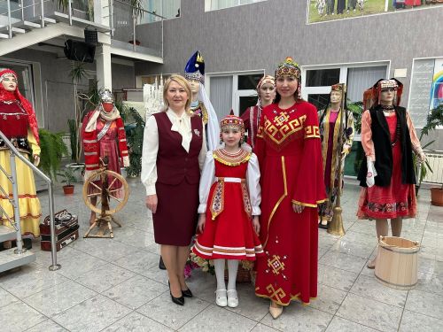 Анат Камăри 34-мӗш гимназире вӗренекен чăваш хӗрӗ тӗрлӗ халăх ачисен  конкурсӗнче çӗнтернӗ