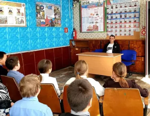 Шкул ачисем ятарлӑ çар операцине хутшӑнаканпа тӗл пулнă