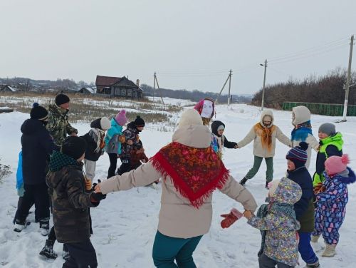 Хӗле ӑсатса, çуркуннене кӗтсе илнӗ