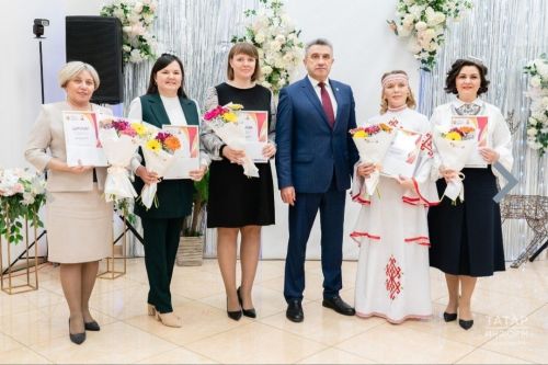 Атăлçи халăхӗсен тăван чӗлхисен вӗрентекенӗсен хушшинче Анат Камăри чăваш гимназийӗн вӗрентекенӗ Светлана Исакова çӗнтерчӗ