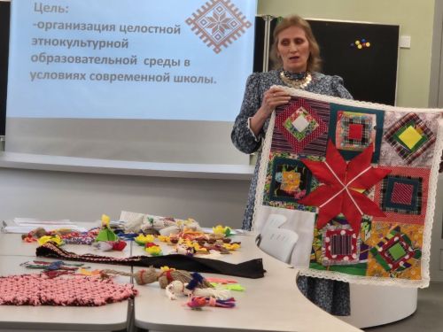 Атăлçи халăхӗсен тăван чӗлхисен вӗрентекенӗсен хушшинче Анат Камăри чăваш гимназийӗн вӗрентекенӗ Светлана Исакова çӗнтерчӗ