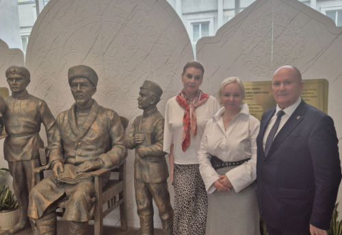 Атăлçи халăхӗсен тăван чӗлхисен вӗрентекенӗсен хушшинче Анат Камăри чăваш гимназийӗн вӗрентекенӗ Светлана Исакова çӗнтерчӗ