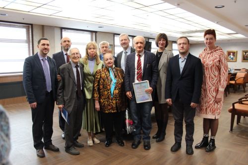 Колдина хисеплеççӗ, унăн ӗçне малалла тăсаççӗ
