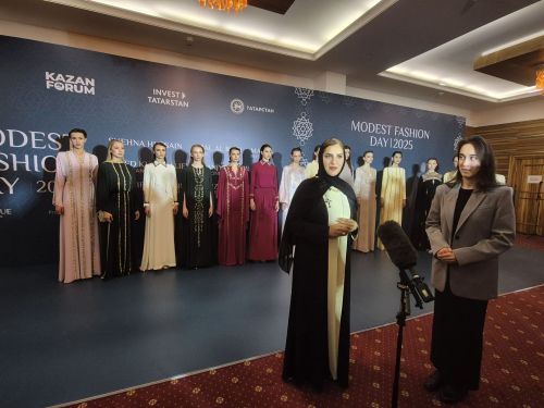 Сапӑрлӑхпа сӑпайлах ялан модӑра. KazanForum хӳттинче тӗнчери паллӑ дизайнерсем хӑйсен тум коллекцийӗсемпе паллаштарчӗҫ