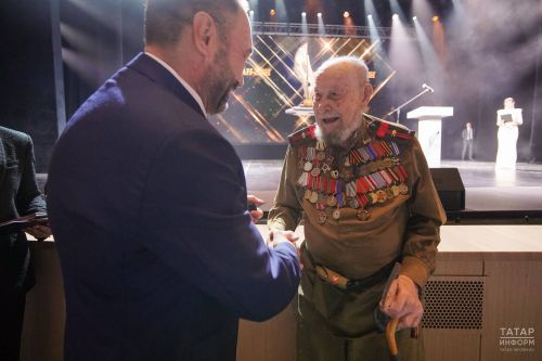 «Бэллур калем – Хрустальное перо» республика конкурсӗн гран-прине Аслă вăрçă ветеранӗ Александр Малов тивӗçрӗ