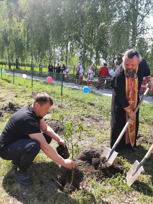 Чăваш Енри Пайкилт ялӗнче Константин Иванова асăнса йывăç лартрӗç