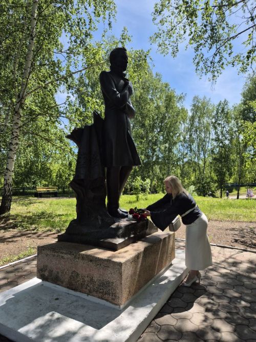 Константин Ивановӑн ҫуралнӑ ялне килсе ӑна пуҫ таяс текенсем йышлӑ пулчӗҫ