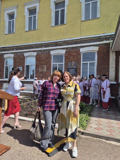 Константин Ивановӑн ҫуралнӑ ялне килсе ӑна пуҫ таяс текенсем йышлӑ пулчӗҫ