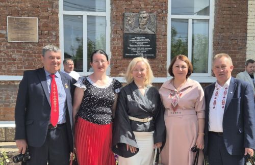 Константин Ивановӑн ҫуралнӑ ялне килсе ӑна пуҫ таяс текенсем йышлӑ пулчӗҫ