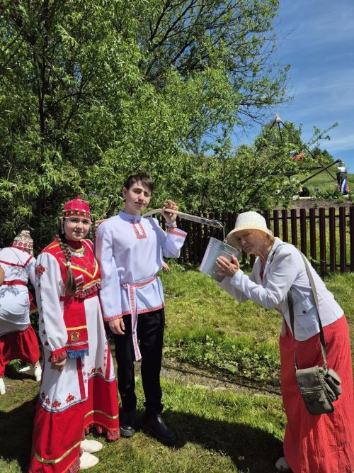 Константин Ивановӑн ҫуралнӑ ялне килсе ӑна пуҫ таяс текенсем йышлӑ пулчӗҫ