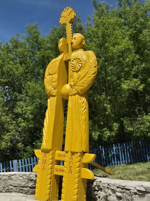Константин Ивановӑн ҫуралнӑ ялне килсе ӑна пуҫ таяс текенсем йышлӑ пулчӗҫ
