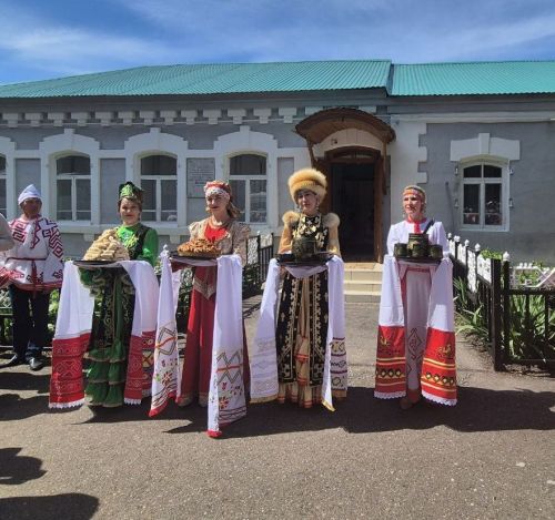 Константин Ивановӑн ҫуралнӑ ялне килсе ӑна пуҫ таяс текенсем йышлӑ пулчӗҫ