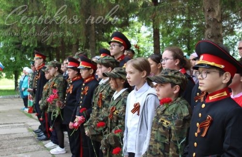 Емелькино шкулӗнче Дмитрий Романовăн асăну хăмине уçрӗç