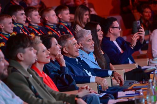Олег Газманов патриот ачасене пуçтарчӗ