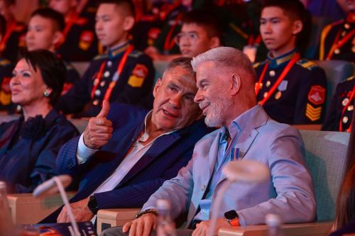 Олег Газманов патриот ачасене пуçтарчӗ