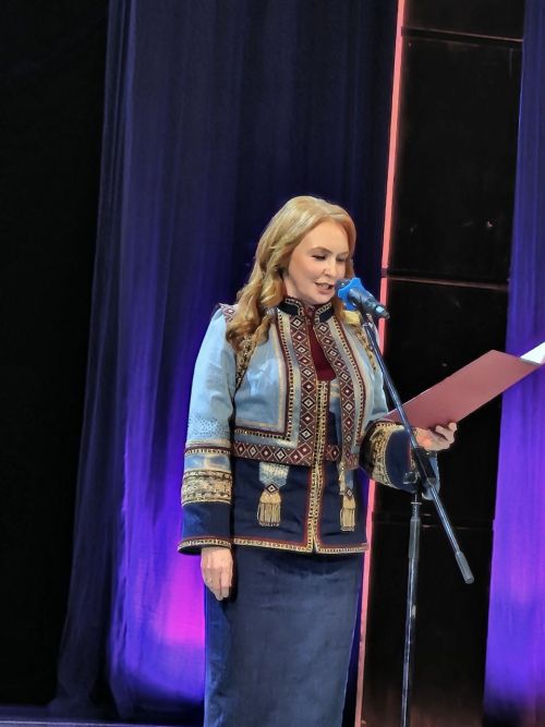 Шупашкарта иртнӗ «Я женщина» конкурсăн финалне Раççейӗн паллă кинопа театр актерӗ Дмитрий Певцов килчӗ