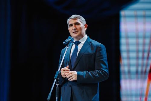 Шупашкарта иртнӗ «Я женщина» конкурсăн финалне Раççейӗн паллă кинопа театр актерӗ Дмитрий Певцов килчӗ