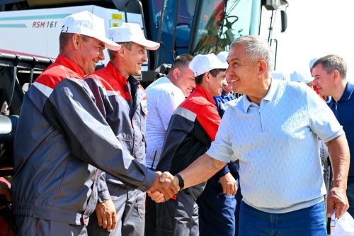 Рустам Минниханов Аксу тата Алексеевски районӗсенче çӗр ӗçченӗсемпе тӗл пулчӗ