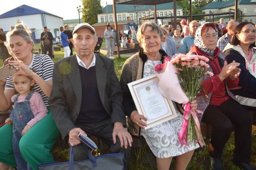 Александр и Валентина Ильмухины всегда мечтали, чтобы их дети выросли образованными, честными, трудолюбивыми и добропорядочными людьми