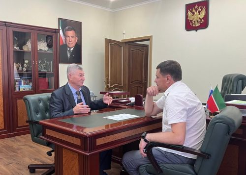Александр Шадриков СВО ветеранӗпе Игорь Егоровпа тӗл пулнă