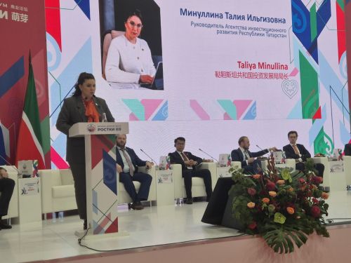 «Ростки» форумра Рустам Минниханов Тутарстана Китайпа нумай енпе ӗçлеме интереслӗ пулнине палăртрӗ