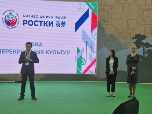 «Ростки» форумра Рустам Минниханов Тутарстана Китайпа нумай енпе ӗçлеме интереслӗ пулнине палăртрӗ