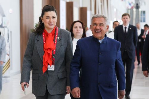 «Ростки» форумра Рустам Минниханов Тутарстана Китайпа нумай енпе ӗçлеме интереслӗ пулнине палăртрӗ
