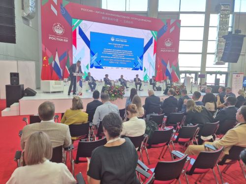 «Ростки» форумра Рустам Минниханов Тутарстана Китайпа нумай енпе ӗçлеме интереслӗ пулнине палăртрӗ