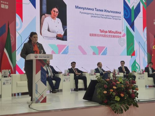 «Ростки» форумра Рустам Минниханов Тутарстана Китайпа нумай енпе ӗçлеме интереслӗ пулнине палăртрӗ