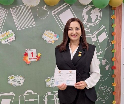 Сильвия Чаркинăна Вӗрентӳ министерствин паллипе наградăланă