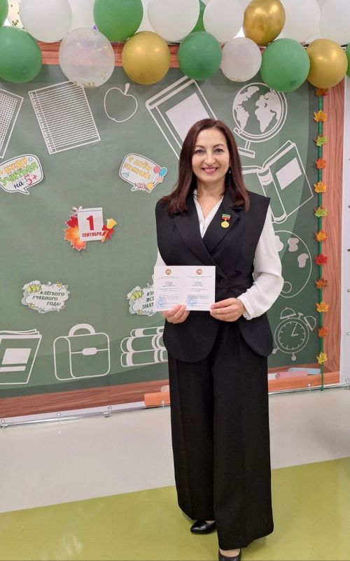 Сильвия Чаркинăна Вӗрентӳ министерствин паллипе наградăланă