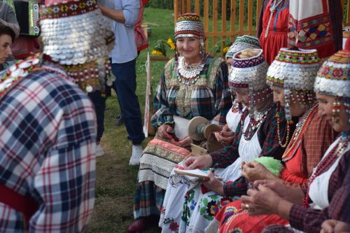 Тăван кил йăлисене кăтартрӗç