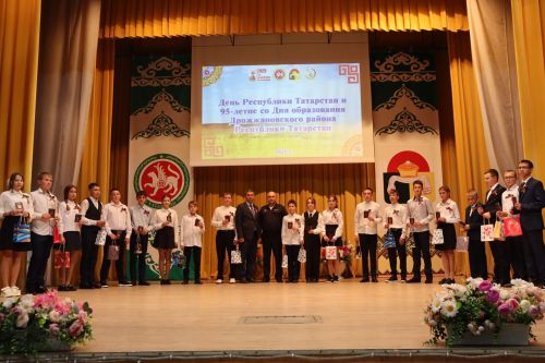 Республика кунӗ умӗн Çӗпрел районӗ 95 çул тултарнине паллă турӗ