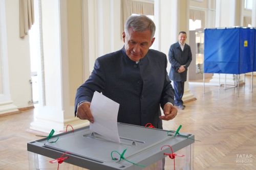 Рустам Минниханов суйлава мăшăрӗпе пынă