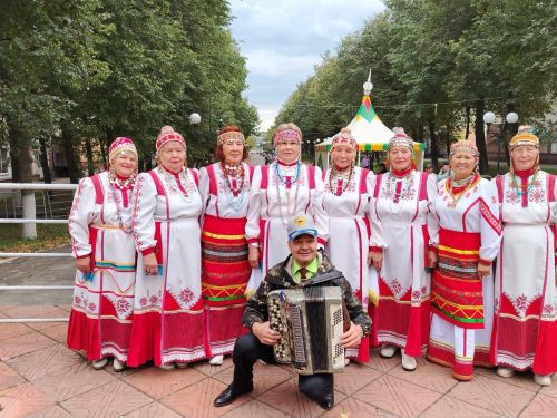 «Шурă хурăн» ансамбль суйлав кун «Лениногорск» юрăпа куракансен умне тухнă