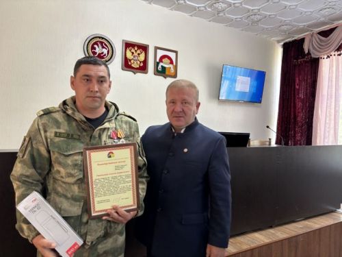ТР Раисӗн кубокӗшӗн иртнӗ ăмăртура çӗнтернӗ Алексей Ягашкина Çӗпрел район ертӳçи Тав хучӗпе чысланă
