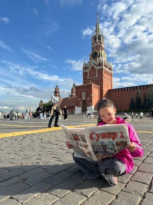 Çӗпрелӗнчи Упи ял хӗрачи «Сувар» хаçата Мускава та хăйпе пӗрле илнӗ