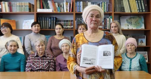 Салтак амăшӗ библиотекăна кӗнеке парнеленӗ
