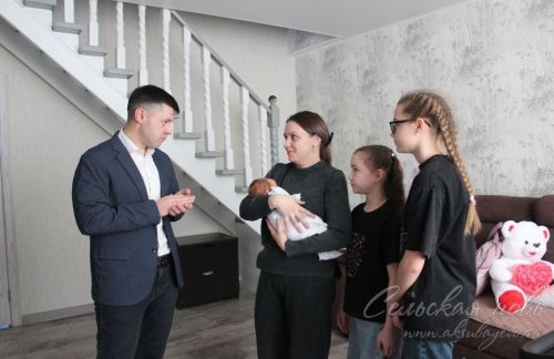 Аксу районӗнче паян кăçал çуралнă пӗрремӗш ачана саламланă
