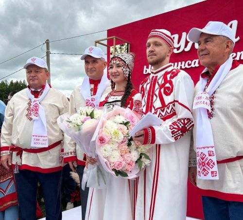 Наци стилӗпе туй ирттерме 80 çемье грант илнӗ