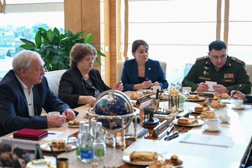 Рустам Минниханов Раççей Геройӗн Александр Потанинăн çемйипе тӗл пулнă