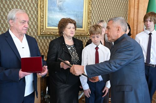 Рустам Минниханов Раççей Геройӗн Александр Потанинăн çемйипе тӗл пулнă