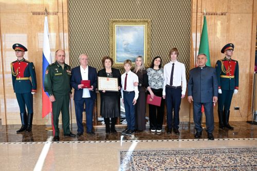 Рустам Минниханов Раççей Геройӗн Александр Потанинăн çемйипе тӗл пулнă