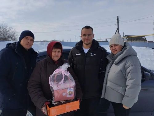 Аксу районӗнчи Çирӗклӗ çамрăкӗсем салтаксен амăшӗсемпе мăшăрӗсене саламланă